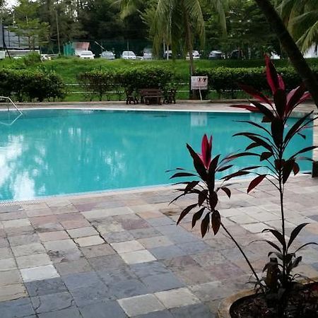 Pinang Beach Apartment @ Bayu Emas Batu Feringgi Exteriör bild