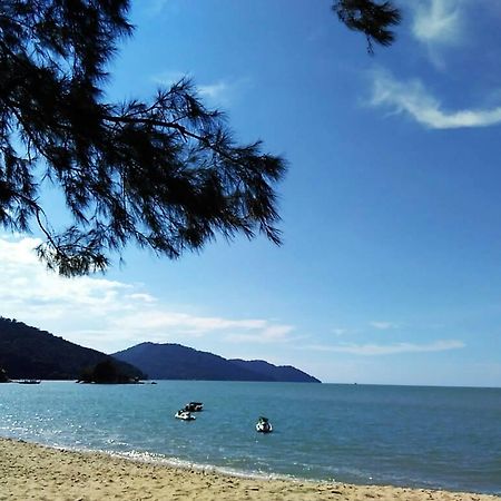 Pinang Beach Apartment @ Bayu Emas Batu Feringgi Exteriör bild